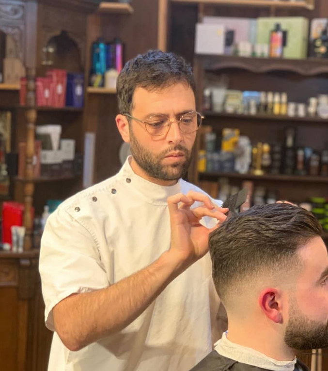 Wael Al Mubarak klipper en kund på Broder Barberare i Malmö